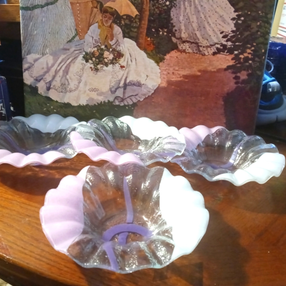Murano 4 Opalescent Glass Dish ๐๐๐๐ซScalloped Edge Vintage,Nice Gift. - Picture 1 of 15